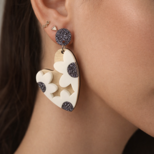 boucles d'oreilles cœur fleurs noir