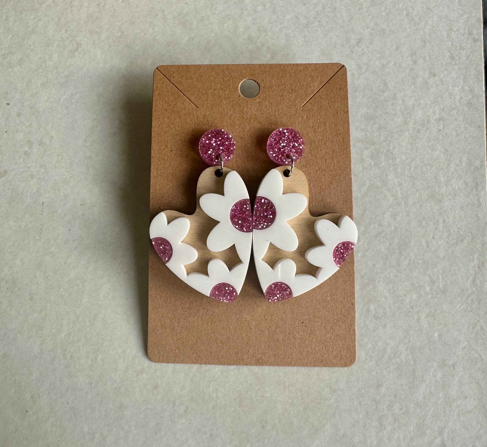 boucles d'oreilles cœur fleurs rose bois acrylique
