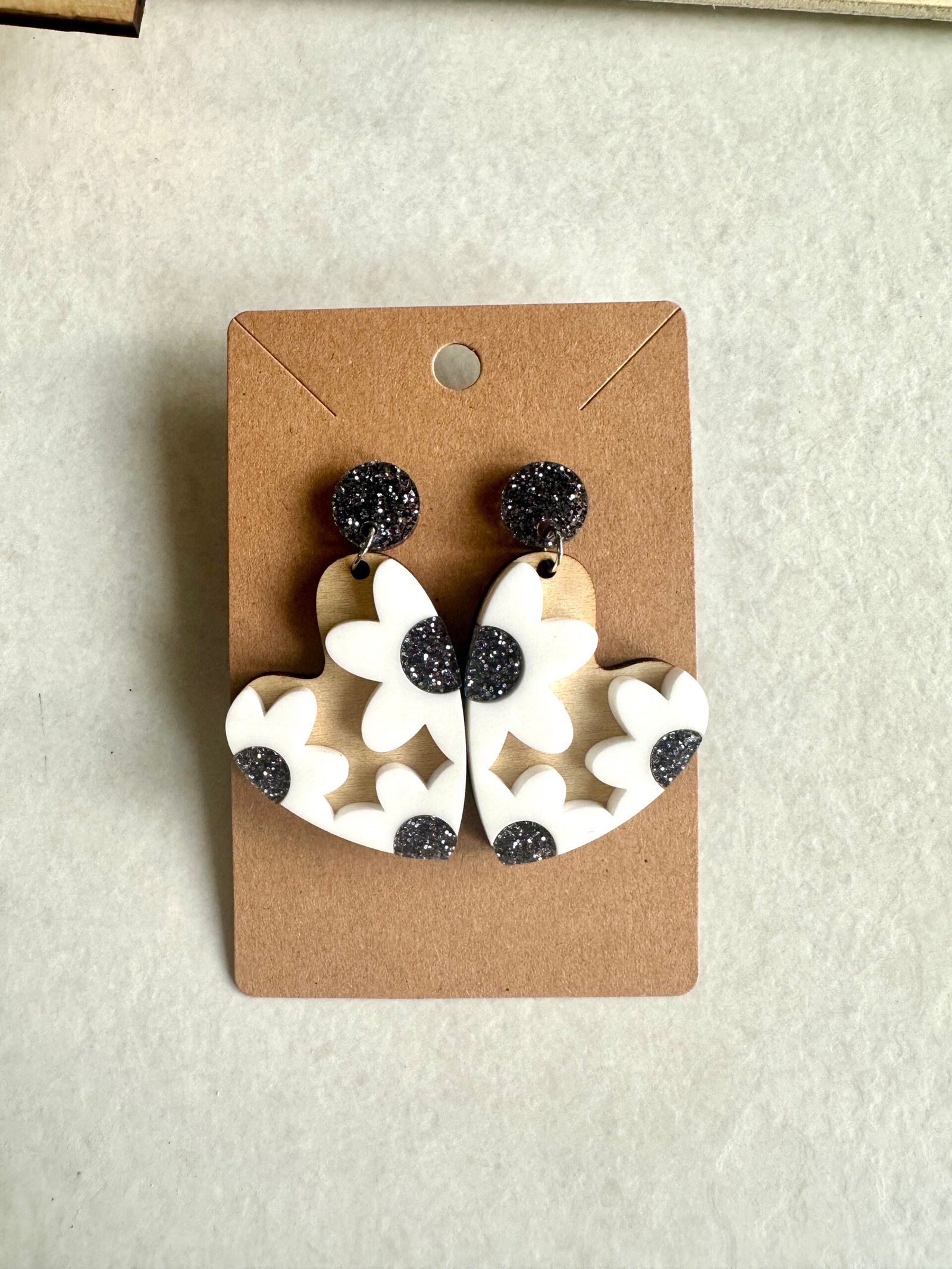 boucles d'oreilles cœur fleurs noir 2