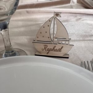 Marque-place bateau en bois personnalisé